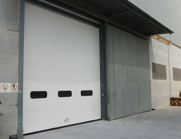 puertas de fábricas y entornos industriales, ¿Qué características deben tener las puertas de fábricas y entornos industriales?